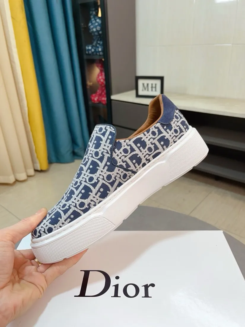 Men's men's shoes 💰380🌸🌸[Dior] 25ss new product B01 moral training shoes. The toe dimension design of the couple's style is a bit wider. The upper foot comfort is perfect. The threads are beautiful. Perfectly adaptable to trousers. Decorated with various classic details. It is an ideal choice for daily styling. Can be matched with various casual items to create exquisite looks. Fabric: top layer cowhide/lining sheepskin TPU original outsole Code number: 38-44, 45 customized